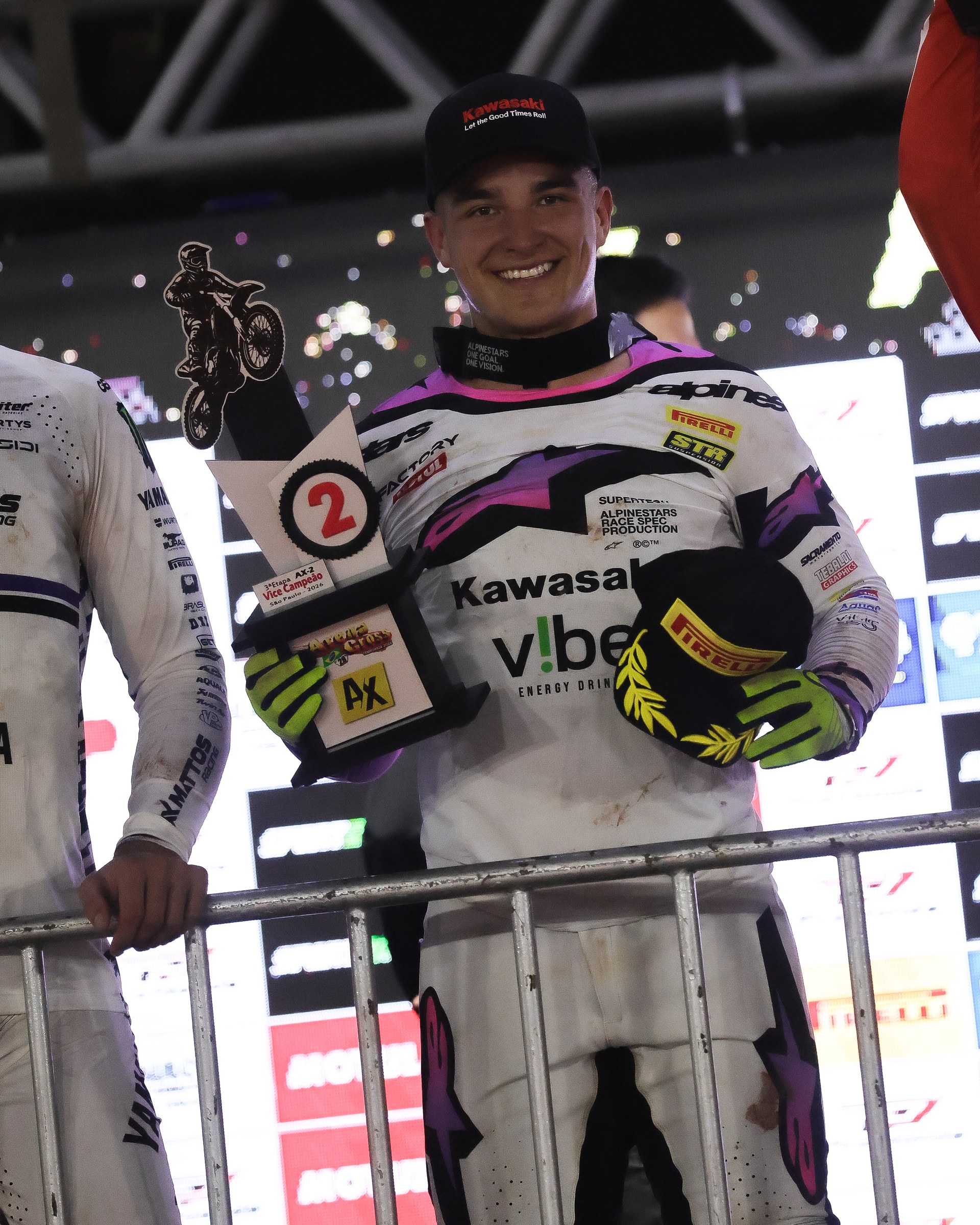 Guilherme Bresolin no pódio da categoria AX2 no Arena Cross 2026