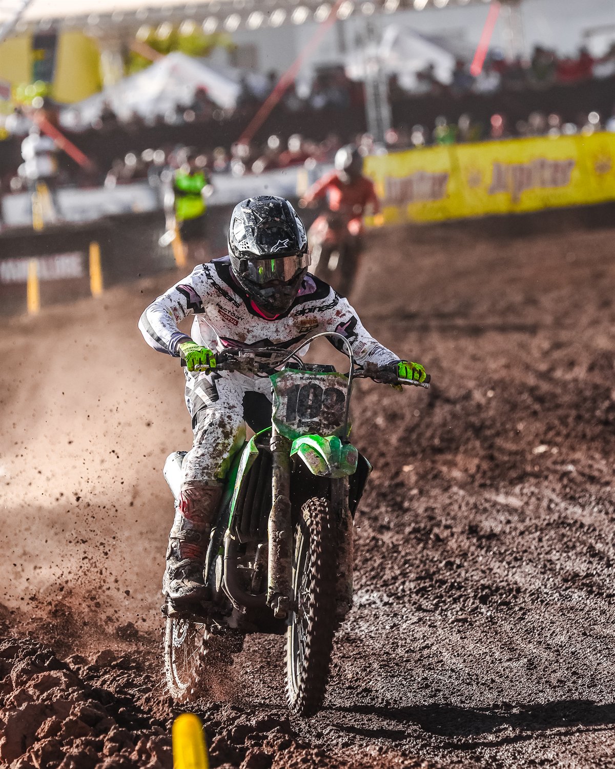 Bresolin competindo com a moto verde
