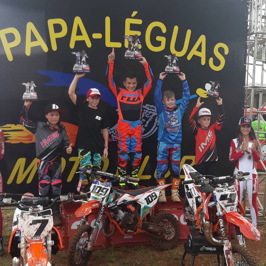 Guilherme Bresolin ainda criança no pódio de uma competição de motocross