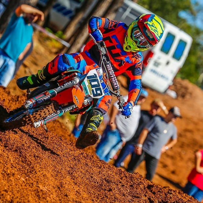 Guilherme Bresolin pilotando a moto número 109 durante sua infância