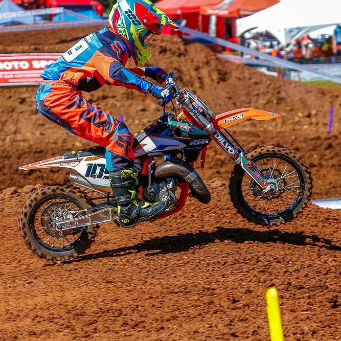 Guilherme Bresolin competindo com a moto número 109 em uma pista de terra