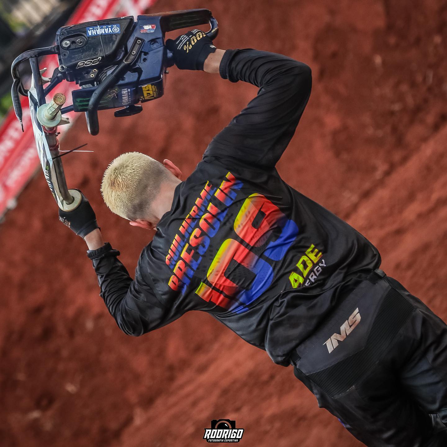 Guilherme Bresolin comemorando a conquista ao lado de sua moto