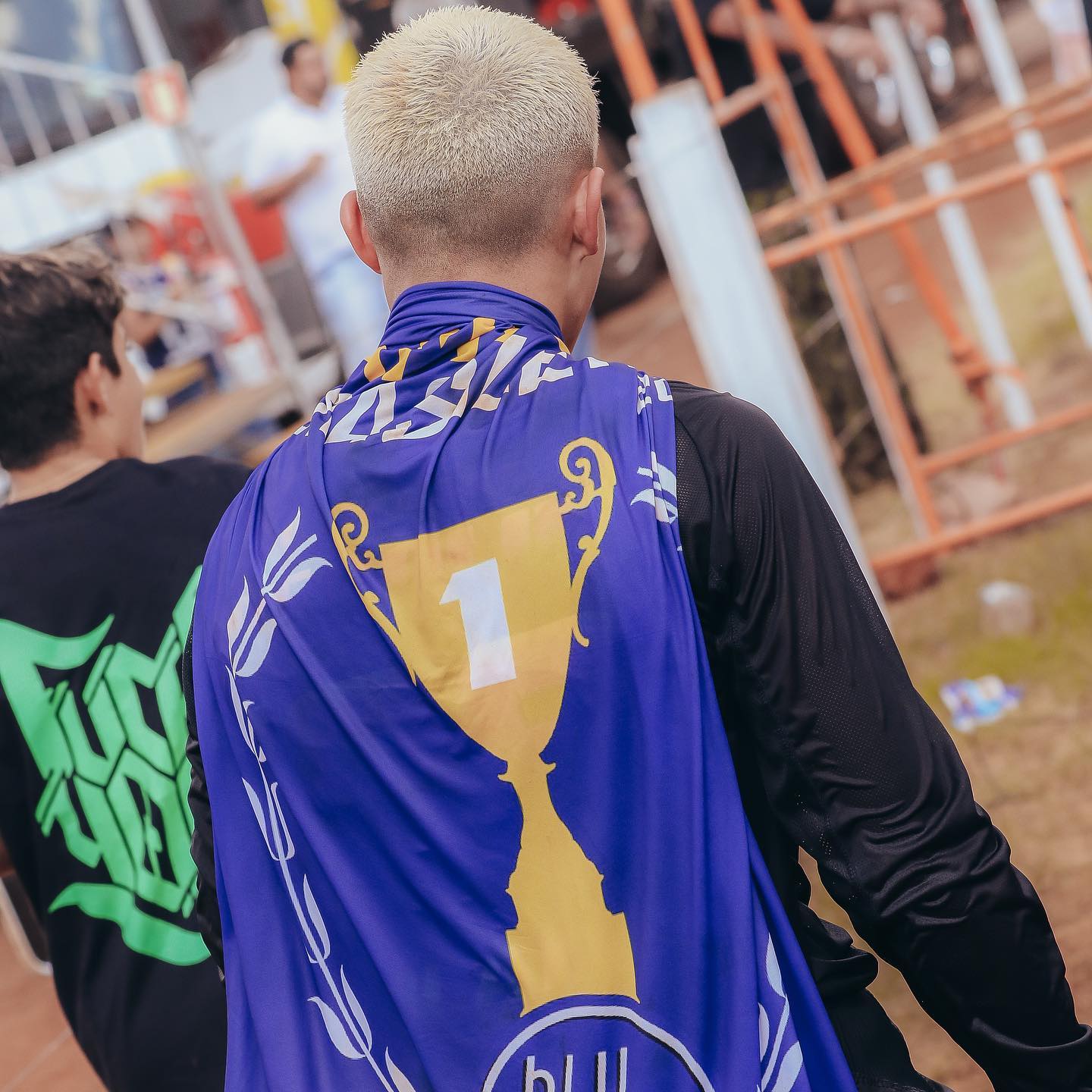 Guilherme Bresolin com a bandeira de campeão após a conquista de 2021