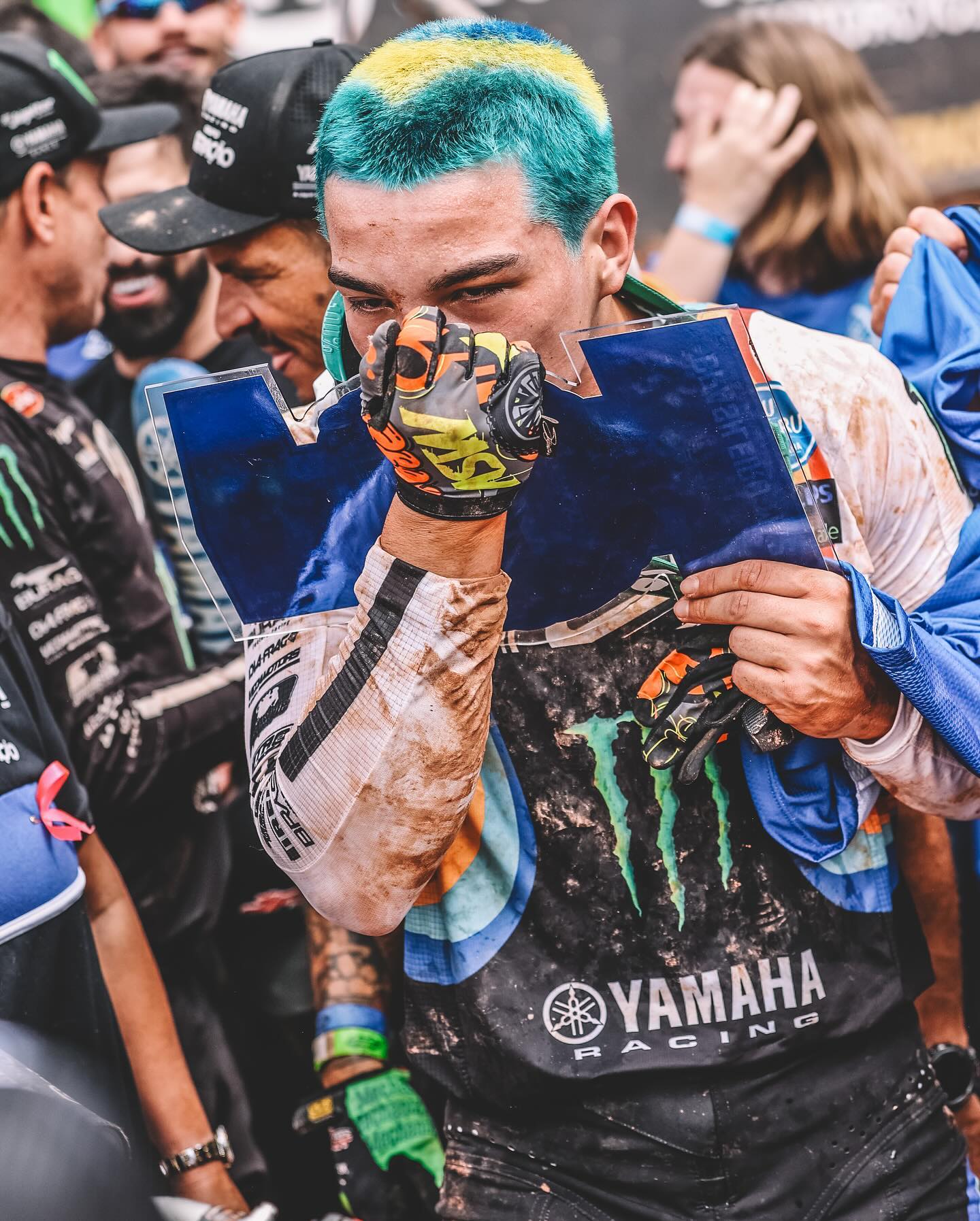 Guilherme Bresolin emocionado com a placa de campeão brasileiro de MX2 em 2023
