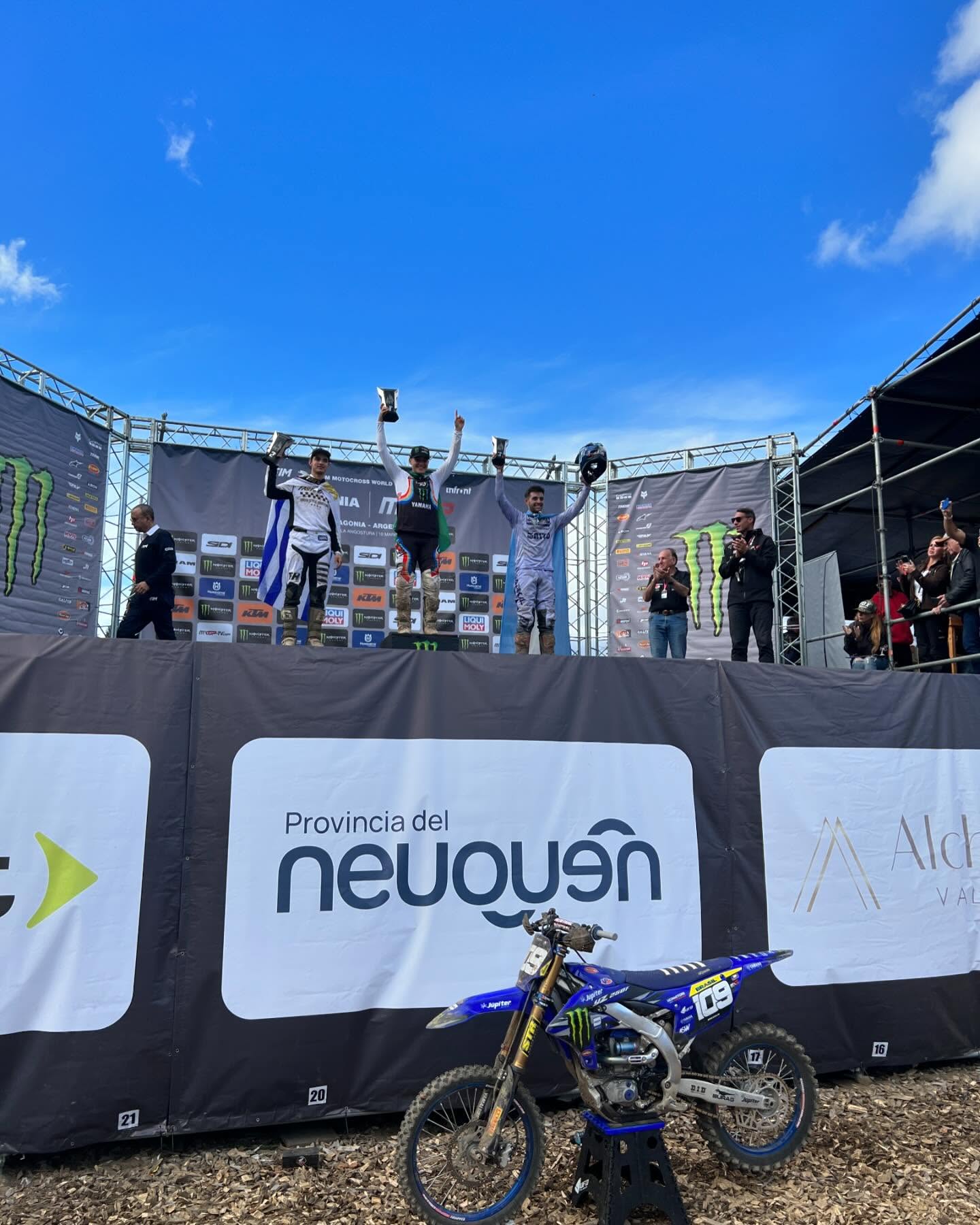Guilherme Bresolin no lugar mais alto do pódio do Latino-Americano de Motocross na Patagônia
